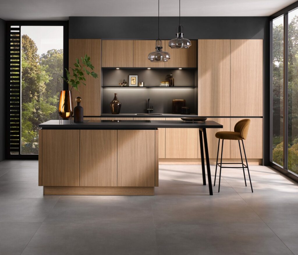 moderne Küche mit Holzfronten