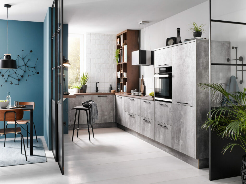 Kleine funktionale Küche, beton grau mit Regalelement und Stauraum