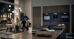 Freunde beim Kochen in digitaler Küche