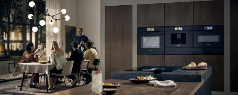 Freunde beim Kochen in digitaler Küche